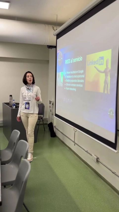 Brigitte Bergery dando su charla frente a la pantalla en el AWS Community Day Argentina 2024
