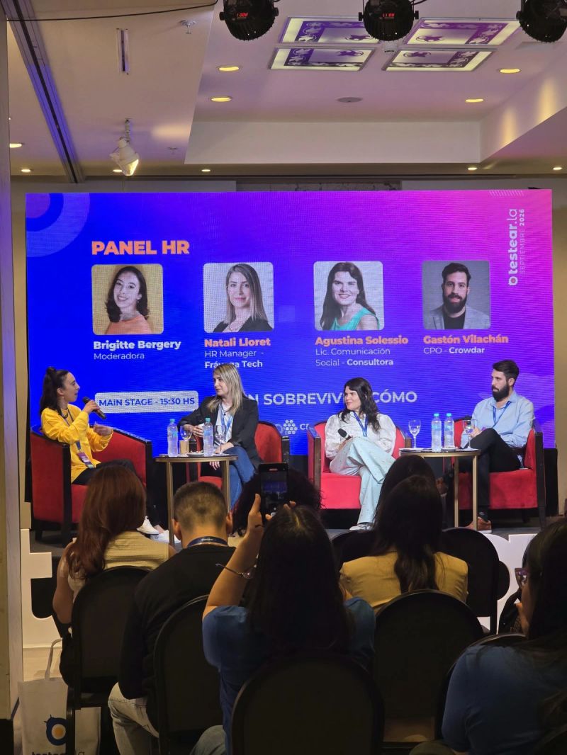 Brigitte moderando el panel de HR en el Main Stage de Testear.la 2026
