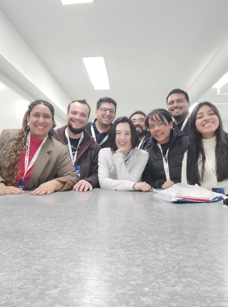 Foto grupal de Brigitte Bergery con la comunidad en el AWS Community Day Argentina 2024