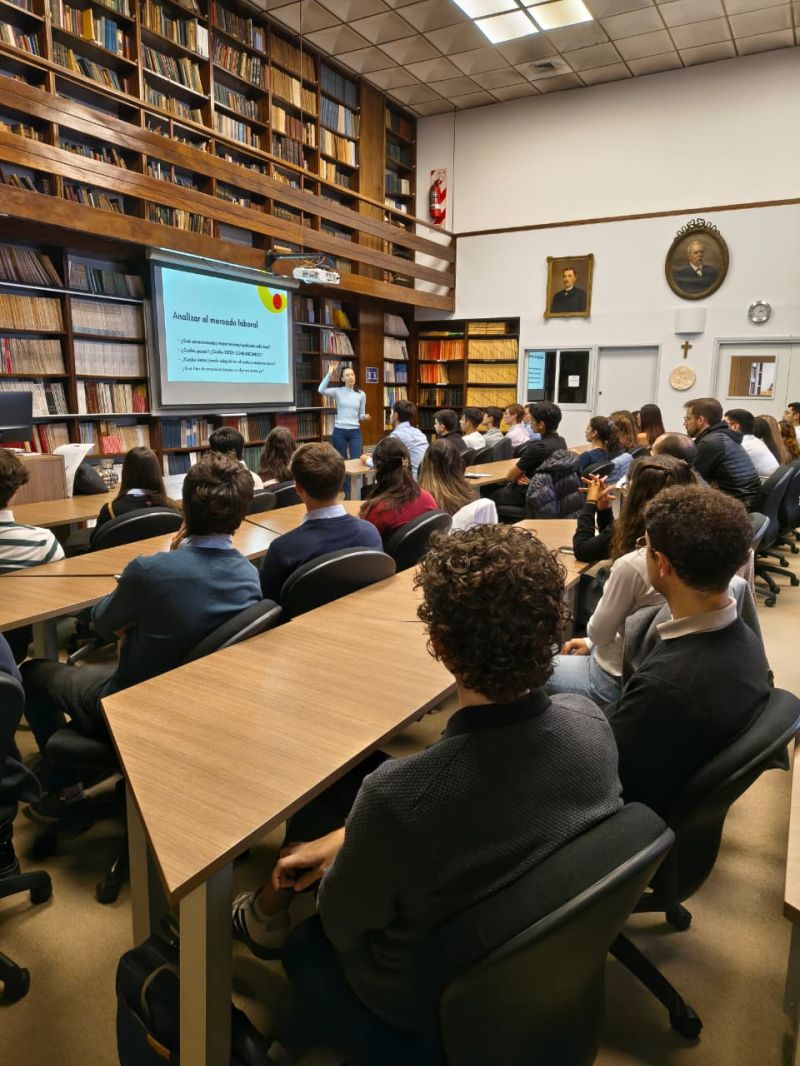 Sala de la biblioteca del CAI durante el workshop de empleabilidad