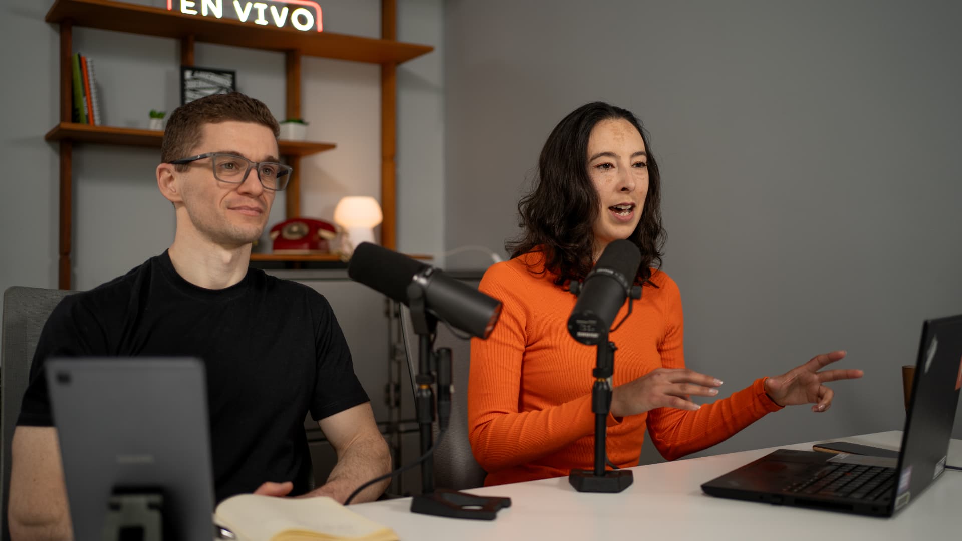 Brigitte Bergery junto a Nahuel Lema en el estudio de CoderCamp 4ta temporada