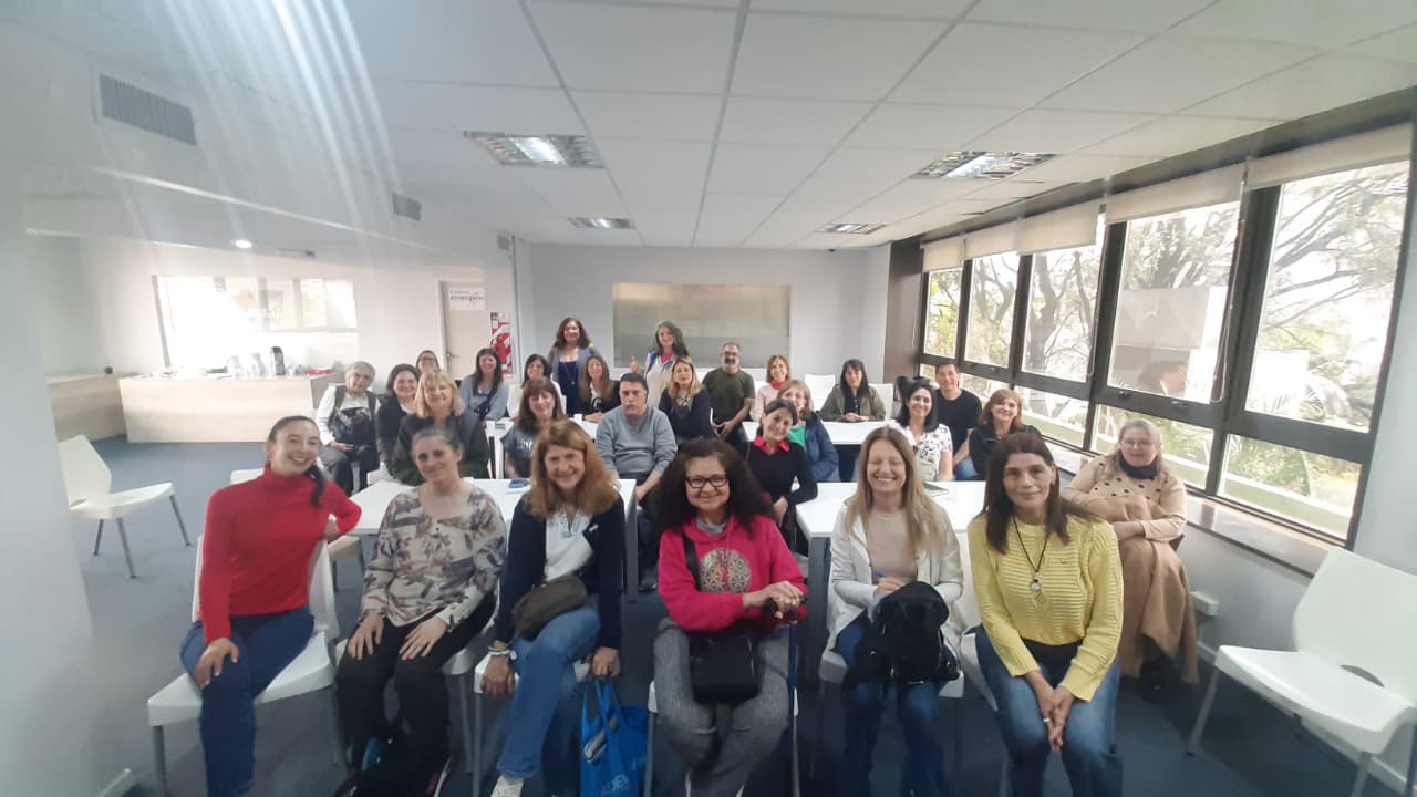 Foto grupal de Brigitte Bergery con las personas participantes de la charla en la Fundación Emergencias