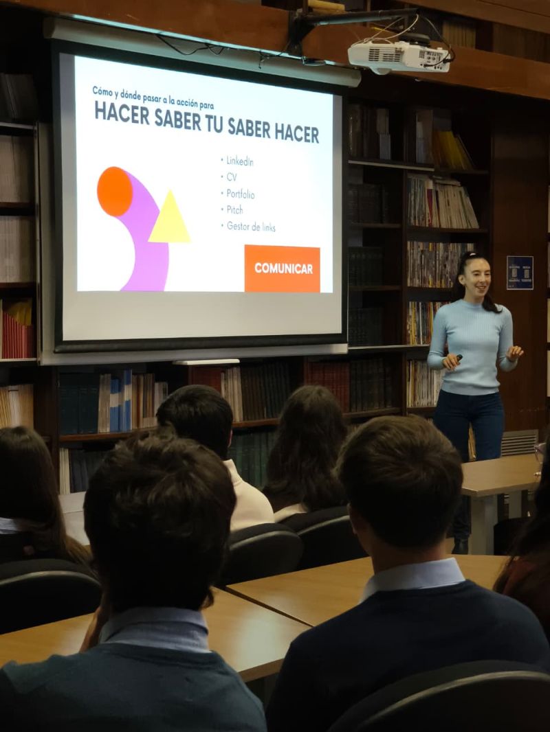 Brigitte Bergery presentando las claves de empleabilidad en la Expo Laboral del CAI