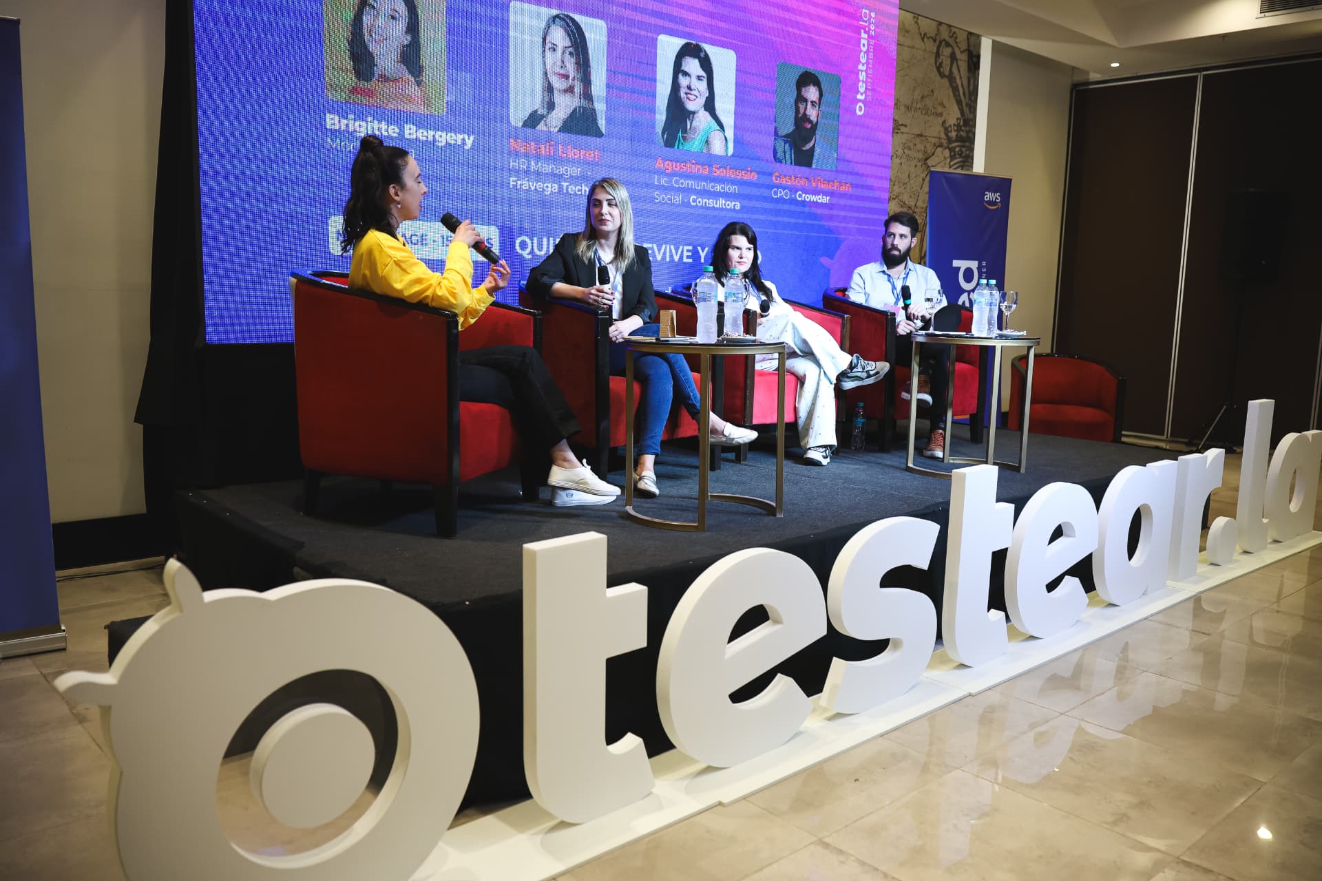 Brigitte moderando el panel de HR + IA en Testear.la 2026
